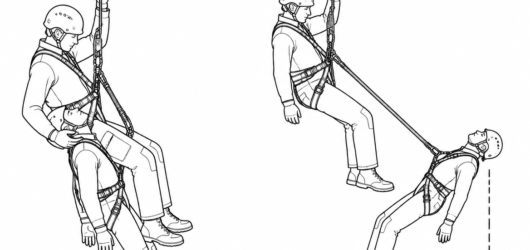 Left: rescue link adjusted short, casualty's chest below the rescuer's, head supported. Right: link too long — head unsupported, casualty out of reach